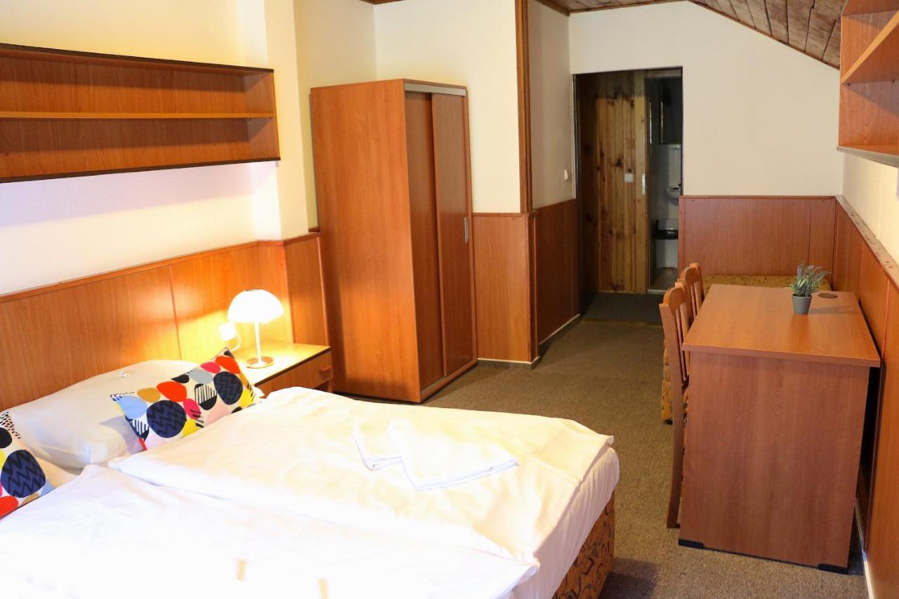 Hotel Maredis Korenov Exterior photo